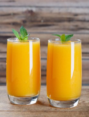 Eski ahşap masa üzerinde sağlıklı kabak meyve güler yüzlü nane yaprakları.