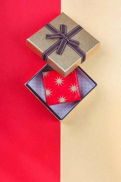 Goldene Geschenkschachtel Auf Leuchtend Rotem Hintergrund Draufsicht Flache Laien Gruppenobjekte — Stockfoto