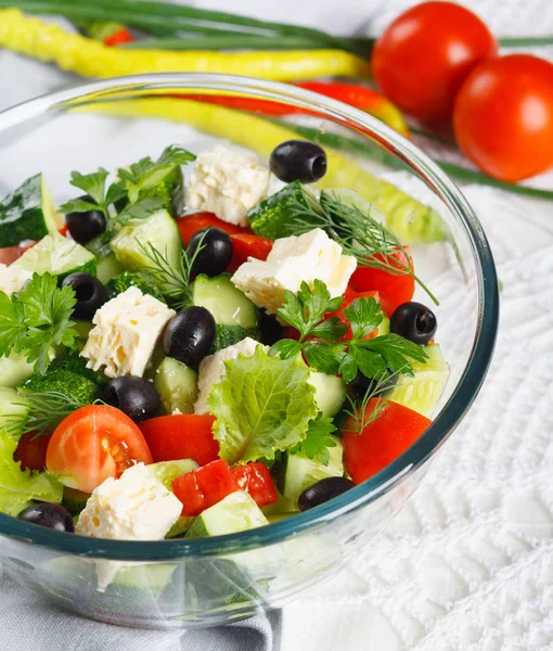 Taze sebze ve biber, yeşil soğan ve domates ile servis edilir tabloda peynir salatası