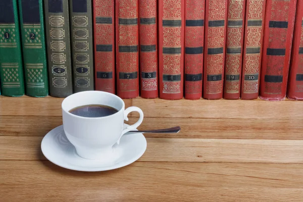 Horký Šálek Čerstvé Kávy Dřevěný Stůl Stoh Knih Čtení — Stock fotografie