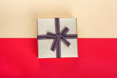 Parlak kırmızı zemin üzerine altın hediye kutusu. Top düz yatıyordu Grup nesneleri görüntüleme