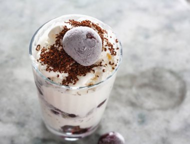 Güzel mermer tezgah arka plan üzerinde kiraz çilek dondurma. Üstten görünüm düz yatıyordu