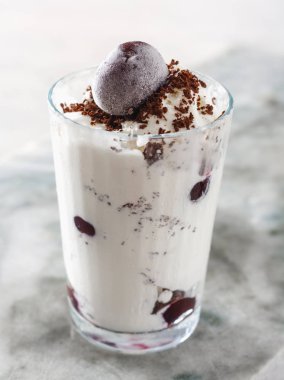 Dondurma güzel mermer tezgah arka plan üzerinde kiraz çilek ile