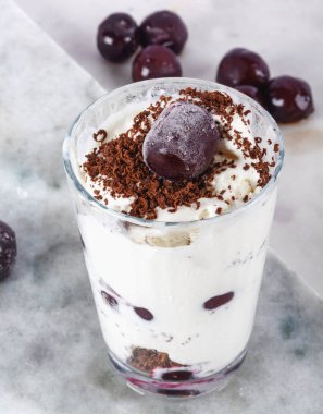 Dondurma güzel mermer tezgah arka plan üzerinde kiraz çilek ile