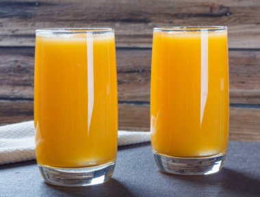 Antika ahşap zemin üzerine peçete ile sağlıklı kabak meyve güler yüzlü