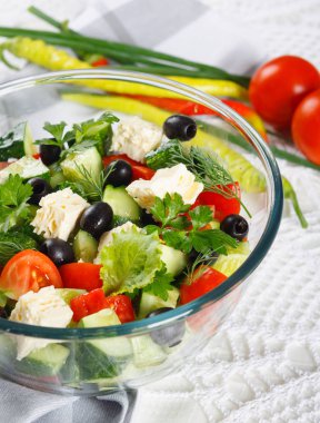 Taze sebze ve biber, yeşil soğan ve domates ile servis edilir tabloda peynir salatası