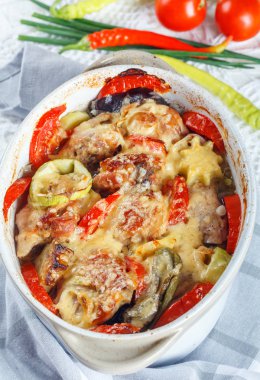 Geleneksel lezzetli rustik stew tavuk ve sebze, domates, biber ve peynir ile dekore edilmiş