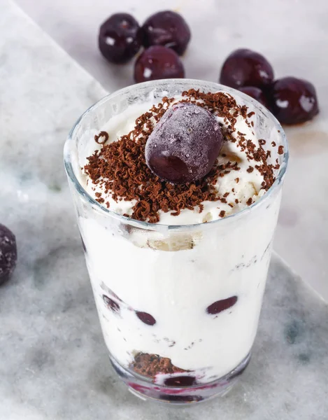 Dondurma güzel mermer tezgah arka plan üzerinde kiraz çilek ile