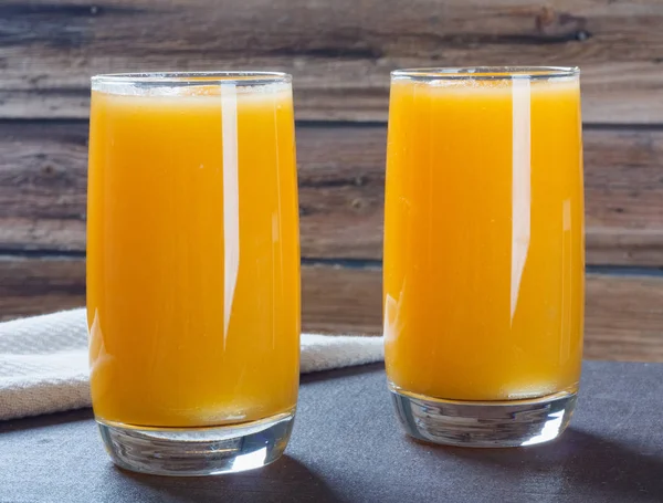 Antika ahşap zemin üzerine peçete ile sağlıklı kabak meyve güler yüzlü