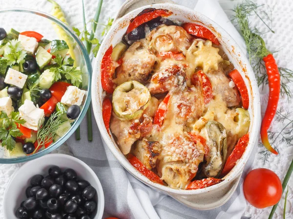 Geleneksel lezzetli rustik stew tavuk ve sebze, domates, biber ve peynir ile dekore edilmiştir. Yunan salatası ve siyah zeytin ile