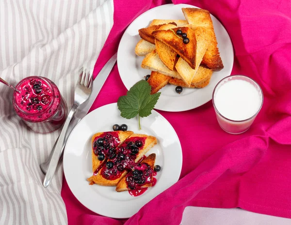 Délicieux Pain Grillé Confiture Groseilles Maison Avec Lait Sur Une — Photo