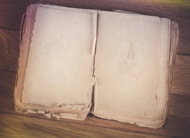 eski kitap vintage ahşap masa üzerinde metin için boş sayfa açın.