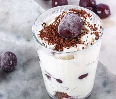 Dondurma güzel mermer tezgah arka plan üzerinde kiraz çilek ile