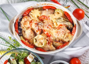 Geleneksel lezzetli rustik stew tavuk ve sebze, domates, biber ve peynir ile dekore edilmiştir. Yunan salatası ve siyah zeytin ile