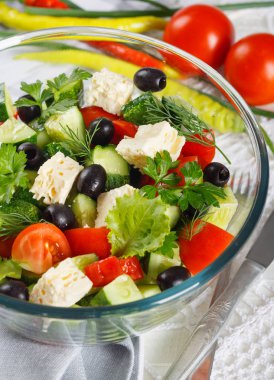 Taze sebze ve biber, yeşil soğan ve domates ile servis edilir tabloda peynir salatası