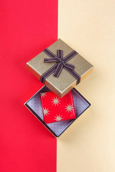 Golden Gift Box Bright Red Background Top View Flat Lay — Stock Photo, Image