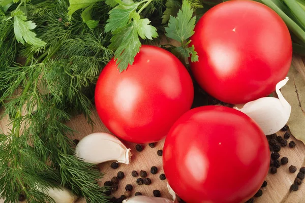 Färska Råa Tomater Salladslök Persilja Och Dill Skärbräda — Stockfoto