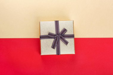 Parlak kırmızı zemin üzerine altın hediye kutusu. Top düz yatıyordu Grup nesneleri görüntüleme