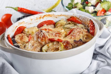 Geleneksel lezzetli rustik stew tavuk ve sebze, domates, biber ve peynir ile dekore edilmiştir. Yunan salatası ve siyah zeytin ile