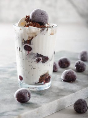 Dondurma güzel mermer tezgah arka plan üzerinde kiraz çilek ile