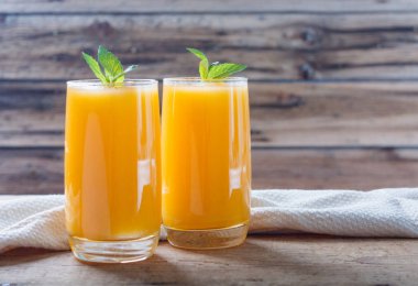 Eski ahşap masa üzerinde sağlıklı kabak meyve güler yüzlü nane yaprakları.