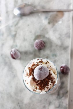 Güzel mermer tezgah arka plan üzerinde kiraz çilek dondurma. Üstten görünüm düz yatıyordu