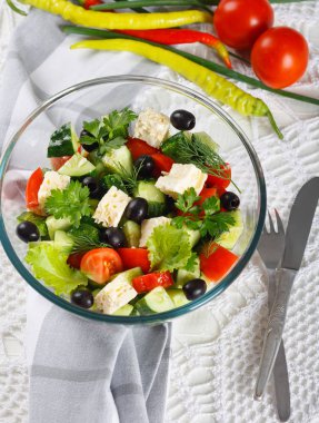 Taze sebze ve biber, yeşil soğan ve domates ile servis edilir tabloda peynir salatası