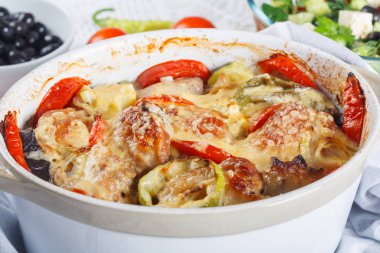 Geleneksel lezzetli rustik stew tavuk ve sebze, domates, biber ve peynir ile dekore edilmiştir. Yunan salatası ve siyah zeytin ile