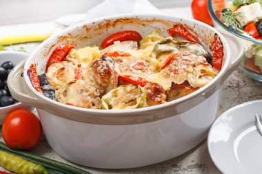 Geleneksel lezzetli rustik stew tavuk ve sebze, domates, biber ve peynir ile dekore edilmiştir. Yunan salatası ve siyah zeytin ile