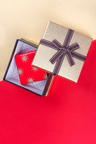Золотая Подарочная Коробка Ярко Красном Фоне — стоковое фото