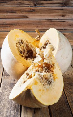 Eski bir ahşap masa üzerinde çürük kabak dilimlenmiş