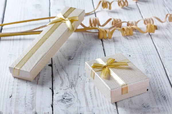 Gouden Geschenkdozen Met Een Strik Oude Vintage Houten Tafel — Stockfoto