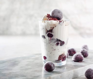 Dondurma güzel mermer tezgah arka plan üzerinde kiraz çilek ile