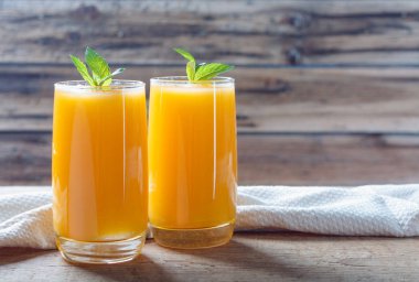 Eski ahşap masa üzerinde sağlıklı kabak meyve güler yüzlü nane yaprakları.