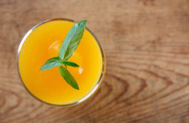 Nane ile sağlıklı kabak meyve güler yüzlü eski ahşap masanın üzerine bırakır. Top düz yatıyordu Grup nesneleri görüntüleme