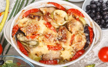 Geleneksel lezzetli rustik stew tavuk ve sebze, domates, biber ve peynir ile dekore edilmiştir. Yunan salatası ve siyah zeytin ile