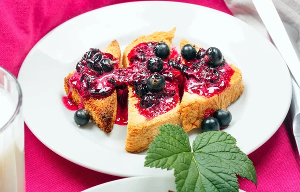 Delicious Toasts Bread Homemade Currant Jam Milk Bright Crimson Tableclot — Stock Photo, Image