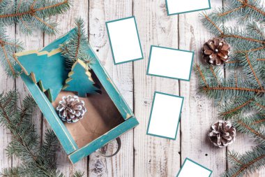 Kurumuş ahşap arka planda el yapımı Noel oyuncakları olan eski bir kutu. Üst görünüm düz grup nesneleri