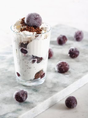 Dondurma güzel mermer tezgah arka plan üzerinde kiraz çilek ile