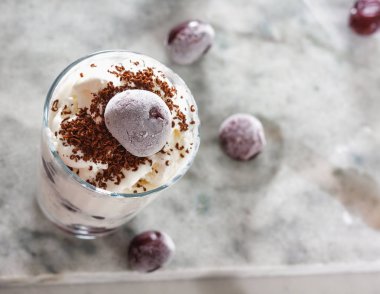 Güzel mermer tezgah arka plan üzerinde kiraz çilek dondurma. Üstten görünüm düz yatıyordu