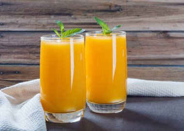 Eski ahşap masa üzerinde sağlıklı kabak meyve güler yüzlü nane yaprakları.