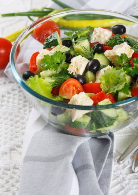 Taze sebze ve biber, yeşil soğan ve domates ile servis edilir tabloda peynir salatası