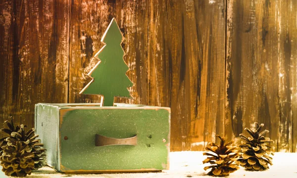 老盒与老式圣诞手工玩具在枯萎的木质背景 — 图库照片