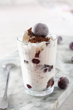 Dondurma güzel mermer tezgah arka plan üzerinde kiraz çilek ile