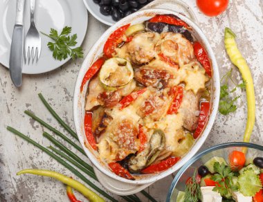 Geleneksel lezzetli rustik stew tavuk ve sebze, domates, biber ve peynir ile dekore edilmiştir. Yunan salatası ve siyah zeytin ile