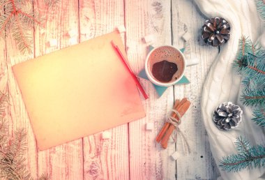 Sıcak kahve bir fincan şeker ve tarçın ve vintage kağıdın Ladin branchess eski ahşap tablo ile. Top düz yatıyordu Grup nesneleri görüntüleme