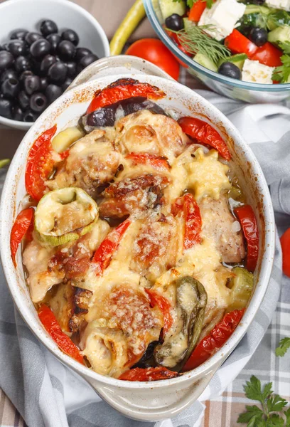 Geleneksel lezzetli rustik stew tavuk ve sebze, domates, biber ve peynir ile dekore edilmiştir. Yunan salatası ve siyah zeytin ile