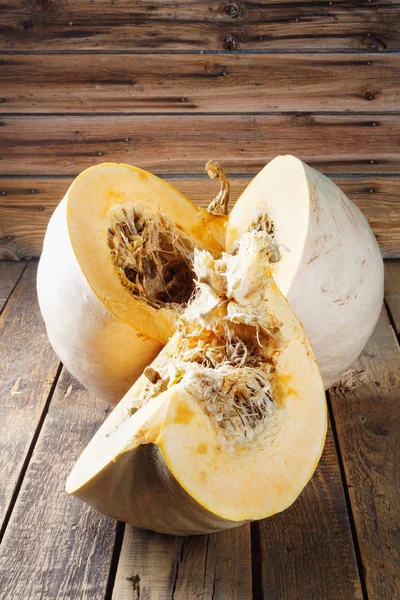 Eski bir ahşap masa üzerinde çürük kabak dilimlenmiş
