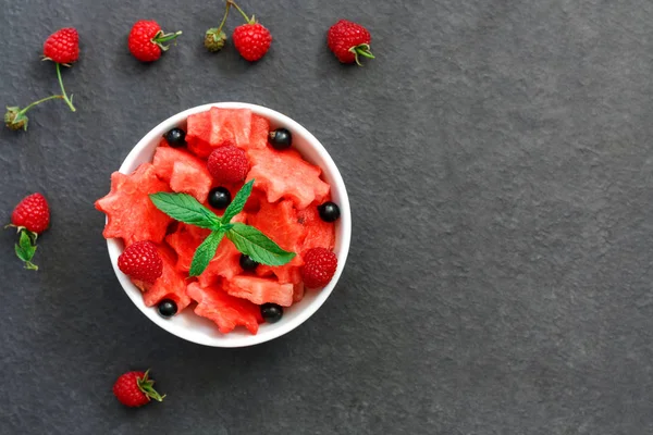 Salada Pedaços Suculentos Frescos Melancia Framboesa Groselha Com Folhas Hortelã — Fotografia de Stock