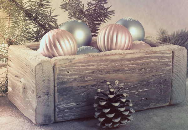 Alte Hölzerne Vintage Box Mit Schönen Rosa Und Blauen Weihnachtskugeln — Stockfoto